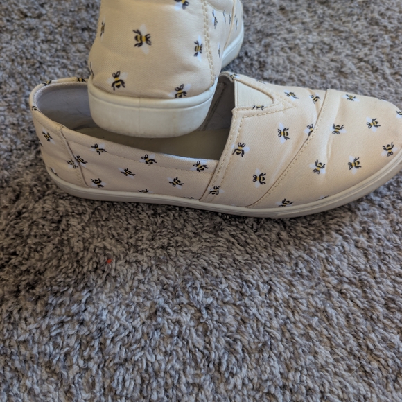 Isaac Mizrahi Bee Print Loafers - Picture 2 of 4